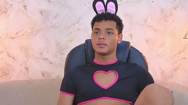 Valentino Thompson online show from September 30, 2025, 8:25 pm