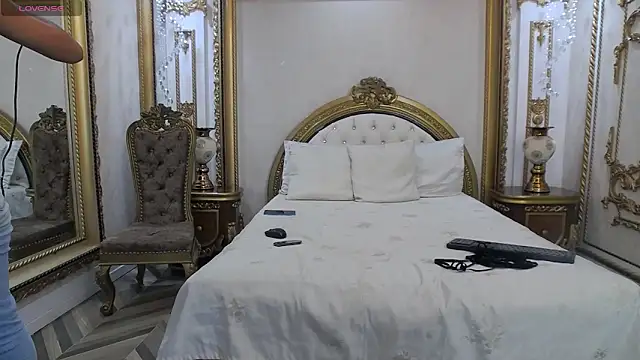 Snapshot of ZaraRoux chatting on October 24, 2025, 8:16 pm ZaraRoux online show from October 24, 2025, 8:16 pm