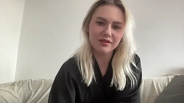 Snapshot of ElaraLuxxxe chatting on October 28, 2025, 11:14 am ElaraLuxxxe online show from October 28, 2025, 11:14 am