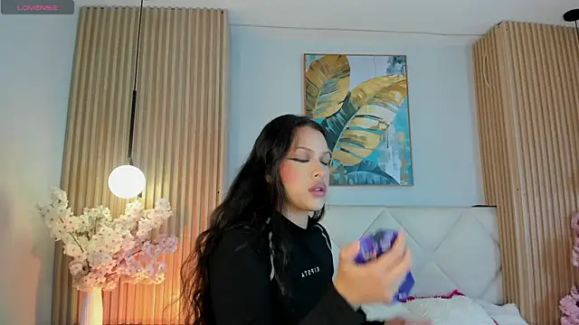 Mila Hank  online show from May 3, 2026, 12:33 pm
