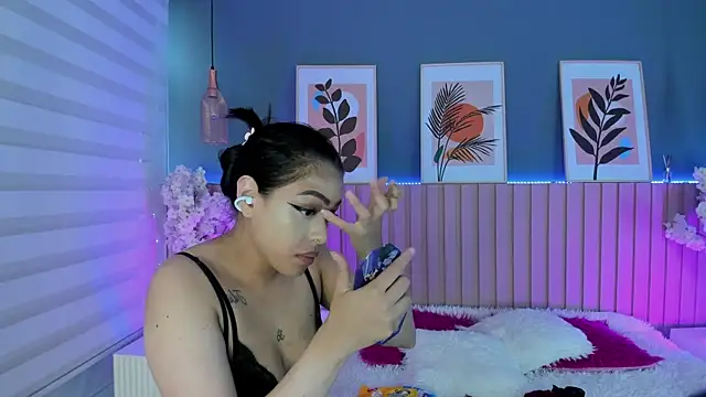 Mila Hank  online show from May 6, 2026, 12:10 pm