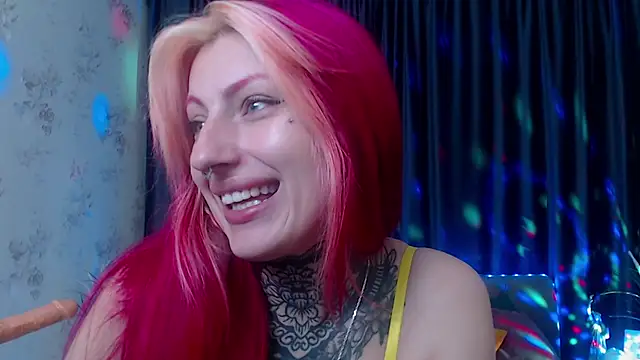 Snapshot of Nina_Blum_ chatting on October 27, 2025, 6:28 am Nina Blum  online show from October 27, 2025, 6:28 am