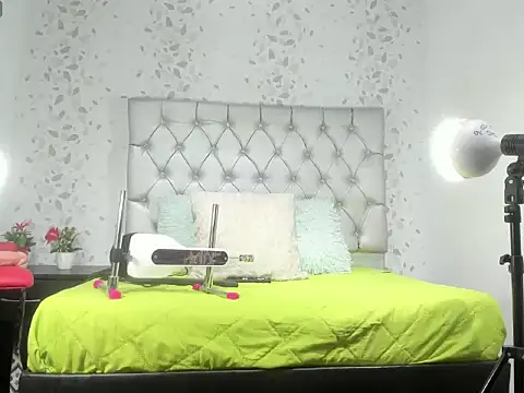 Snapshot of michelle_perla chatting on October 27, 2025, 6:34 pm michelle perla online show from October 27, 2025, 6:34 pm