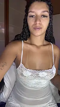 Snapshot of larajuli chatting on April 26, 2026, 7:44 pm larajuli online show from April 26, 2026, 7:44 pm