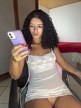 Snapshot of larajuli chatting on May 7, 2026, 11:43 pm larajuli online show from May 7, 2026, 11:43 pm
