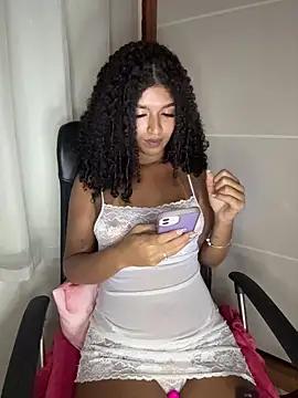 Snapshot of larajuli chatting on May 17, 2026, 12:41 am larajuli online show from May 17, 2026, 12:41 am