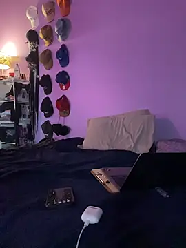 TRILLAHUNG online show from June 18, 2026, 4:13 am