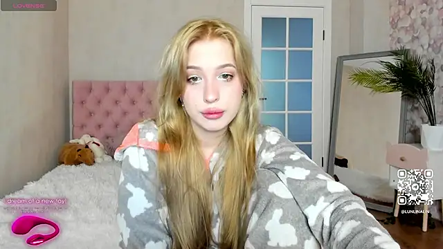 Snapshot of LightStar_18 chatting on October 2, 2025, 8:54 am LightStar 18 online show from October 2, 2025, 8:54 am