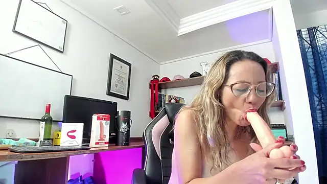 Snapshot of GretaVoss_ chatting on October 17, 2025, 9:28 pm GretaVoss online show from October 17, 2025, 9:28 pm