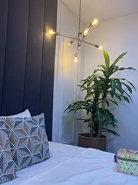 TiffanyyLam online show from October 17, 2025, 10:51 am