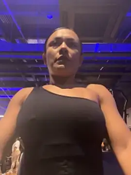 TiffanyyLam online show from October 28, 2025, 10:19 am