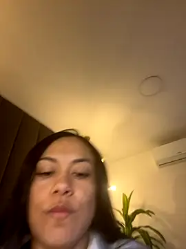 TiffanyyLam online show from October 29, 2025, 11:12 am