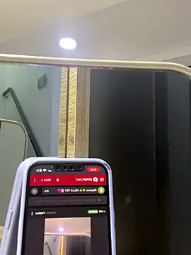 TiffanyyLam online show from October 31, 2025, 11:22 am