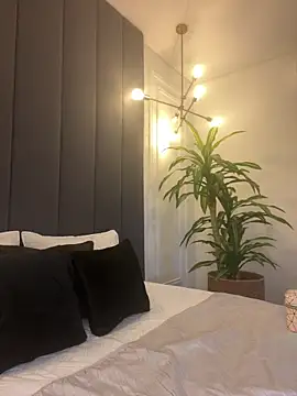 TiffanyyLam online show from November 6, 2025, 11:22 am