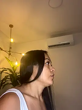 TiffanyyLam online show from December 16, 2025, 11:37 am