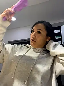 TiffanyyLam online show from January 10, 2026, 11:45 am