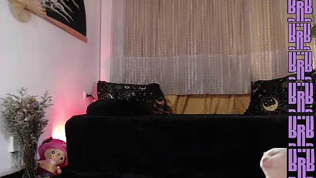 Ellyuwuw online show from May 6, 2026, 1:57 am