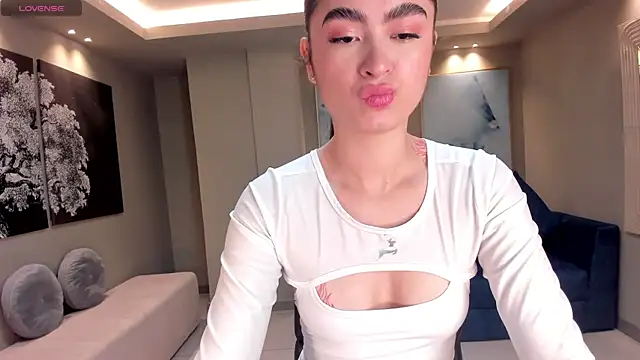 Snapshot of LucyWeiss_ chatting on October 13, 2025, 9:15 pm LucyWeiss  online show from October 13, 2025, 9:15 pm