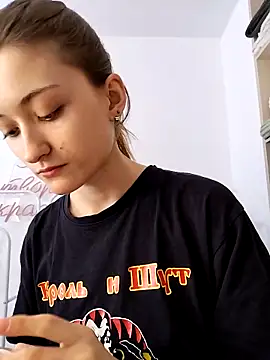 Snapshot of LillySvon chatting on March 23, 2026, 3:27 pm LillySvon online show from March 23, 2026, 3:27 pm