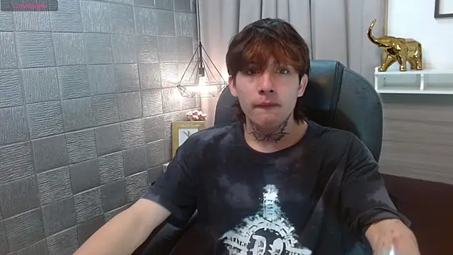Snapshot of Iantwink18 chatting on September 25, 2025, 5:27 pm Iantwink18 online show from September 25, 2025, 5:27 pm