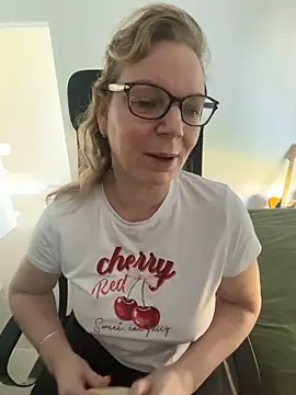 aussiepeaches online show from June 8, 2026, 1:28 am