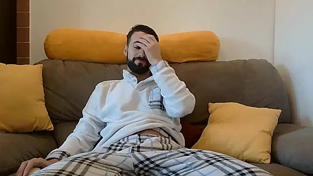 Amicisegreti online show from January 7, 2026, 7:33 am