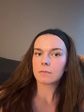 LisaFreier online show from September 18, 2025, 2:08 pm