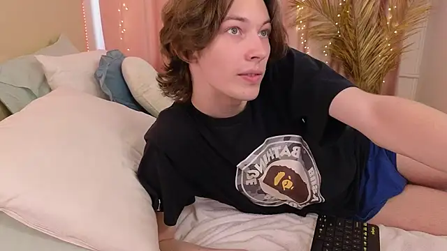 Snapshot of _Den1s_ chatting on October 11, 2025, 12:26 pm  Den1s  online show from October 11, 2025, 12:26 pm