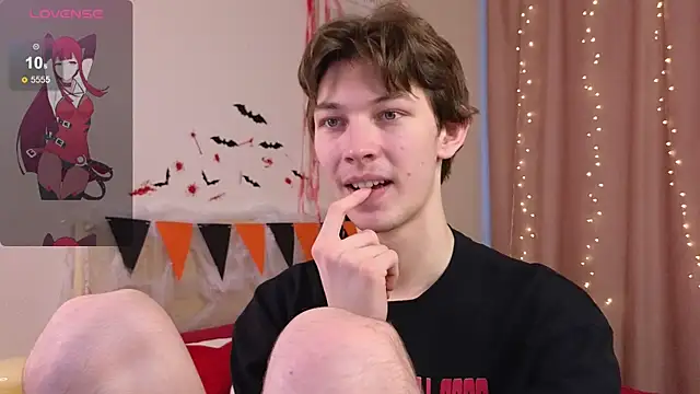 Snapshot of _Den1s_ chatting on October 29, 2025, 12:29 pm  Den1s  online show from October 29, 2025, 12:29 pm