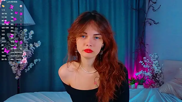 LisaDrake online show from September 24, 2025, 7:28 pm