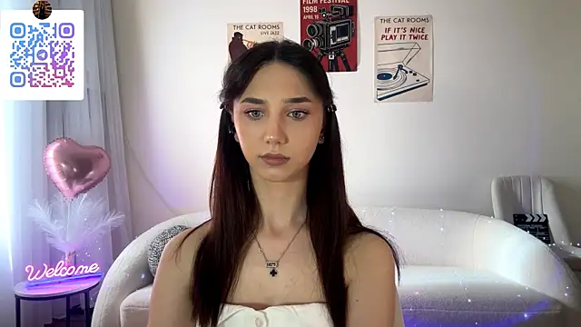 LinaMour online show from May 18, 2026, 4:07 am