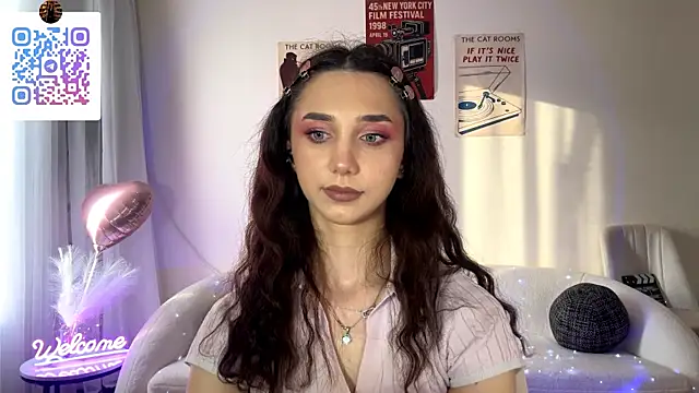 LinaMour online show from June 11, 2026, 2:53 am