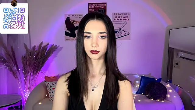 LinaMour online show from August 6, 2026, 10:33 pm