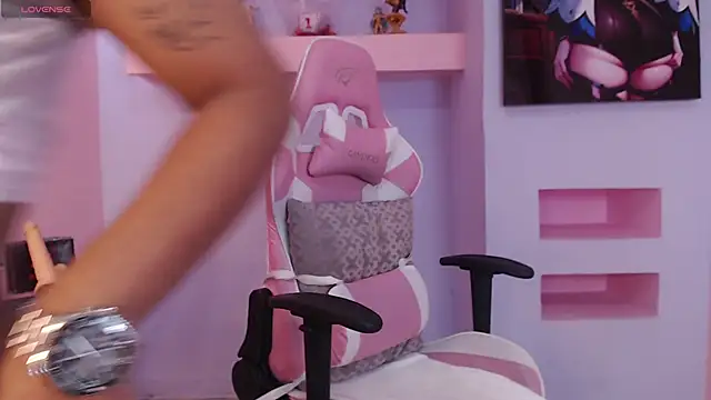 Snapshot of SkylerBloomm chatting on September 25, 2025, 4:05 am SkylerBloomm online show from September 25, 2025, 4:05 am