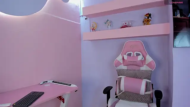 Snapshot of SkylerBloomm chatting on October 16, 2025, 3:29 am SkylerBloomm online show from October 16, 2025, 3:29 am