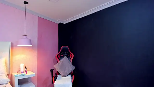 Snapshot of SkylerBloomm chatting on October 20, 2025, 3:18 am SkylerBloomm online show from October 20, 2025, 3:18 am