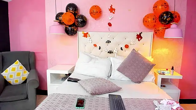 Snapshot of SkylerBloomm chatting on October 23, 2025, 2:44 am SkylerBloomm online show from October 23, 2025, 2:44 am