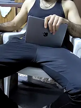 yazinyazin1 online show from November 4, 2025, 7:13 pm