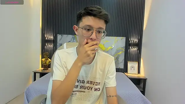 Snapshot of SantiagoRusso18 chatting on September 9, 2025, 12:37 pm SantiagoRusso18 online show from September 9, 2025, 12:37 pm