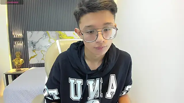 Snapshot of SantiagoRusso18 chatting on September 10, 2025, 12:38 pm SantiagoRusso18 online show from September 10, 2025, 12:38 pm