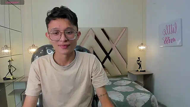 SantiagoRusso18 online show from December 14, 2025, 7:40 pm