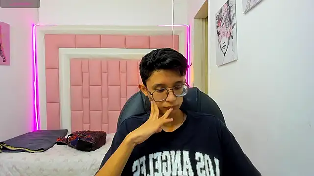 SantiagoRusso18 online show from February 26, 2026, 2:05 pm