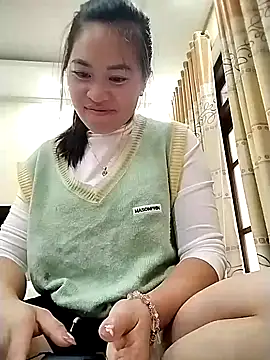 tuyetnhi-00 online show from November 5, 2025, 12:43 am