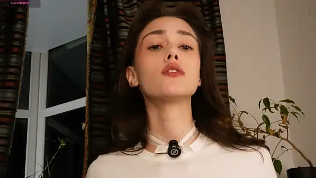 Snapshot of ttragedienne chatting on October 27, 2025, 1:37 pm ttragedienne online show from October 27, 2025, 1:37 pm