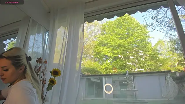 Ella Vee online show from April 24, 2026, 5:43 am