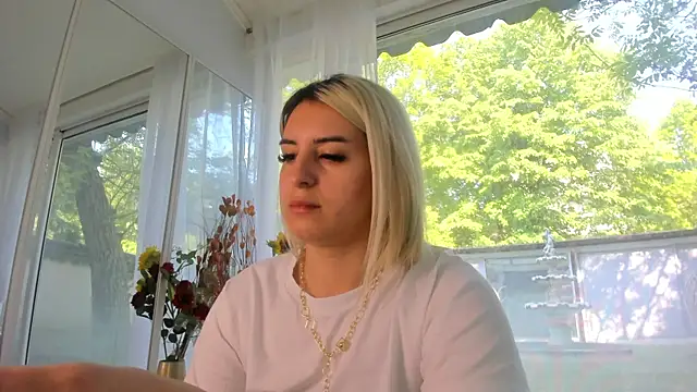 Ella Vee online show from May 5, 2026, 6:43 am