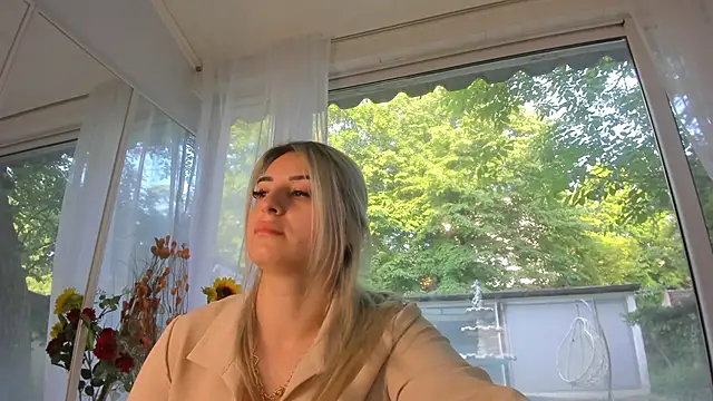Ella Vee online show from May 11, 2026, 4:40 am