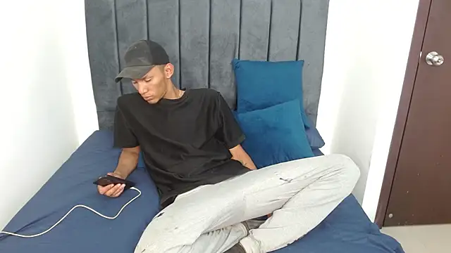 hot kratoxxx online show from September 12, 2025, 7:36 pm