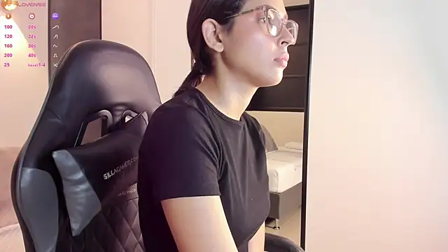 Snapshot of desireee_ chatting on October 9, 2025, 12:14 pm desireee online show from October 9, 2025, 12:14 pm