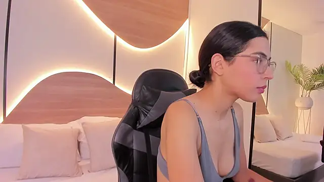 desireee  online show from November 19, 2025, 12:05 pm